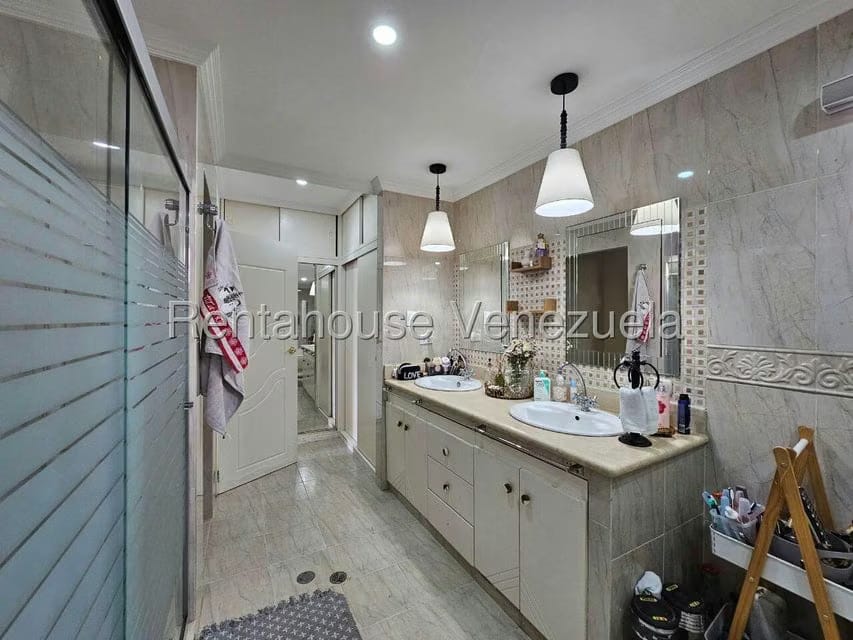 Casa (Multipes Niveles) en Venta en Cumbres de Curumo, Distrito Metropolitano - 104