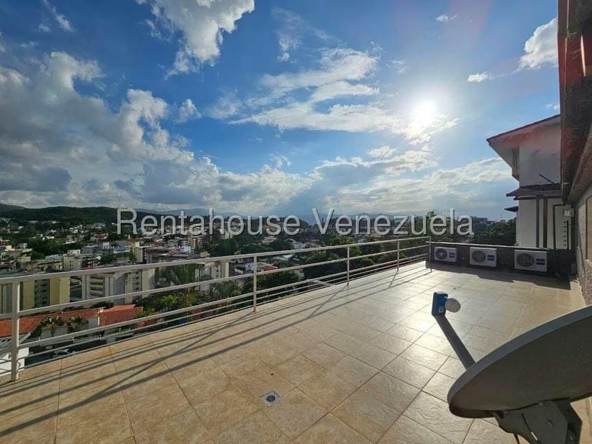 Casa (Multipes Niveles) en Venta en Cumbres de Curumo, Distrito Metropolitano - 90