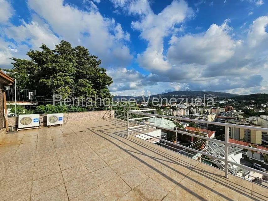 Casa (Multipes Niveles) en Venta en Cumbres de Curumo, Distrito Metropolitano - 93