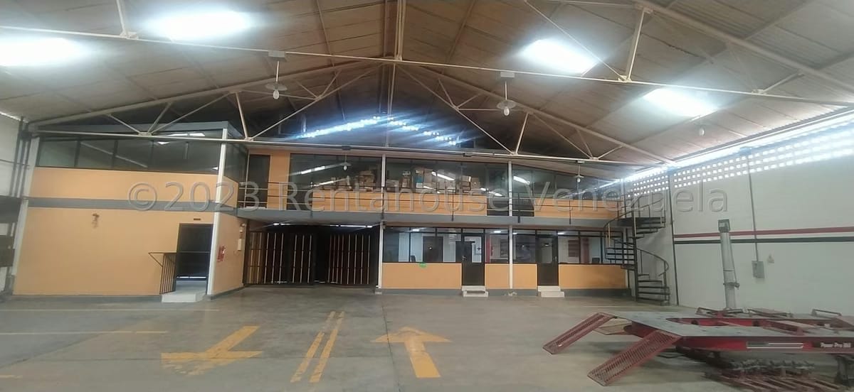 Comercial (Galpon - Deposito) en Alquiler en Centro, Lara - 3