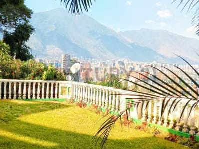 PLANTA BAJA CON JARDÍN, PISCINA Y TERRAZA TECHADA