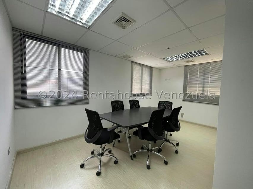 Comercial (Oficina) en Alquiler en Los Dos Caminos, Distrito Metropolitano - 3