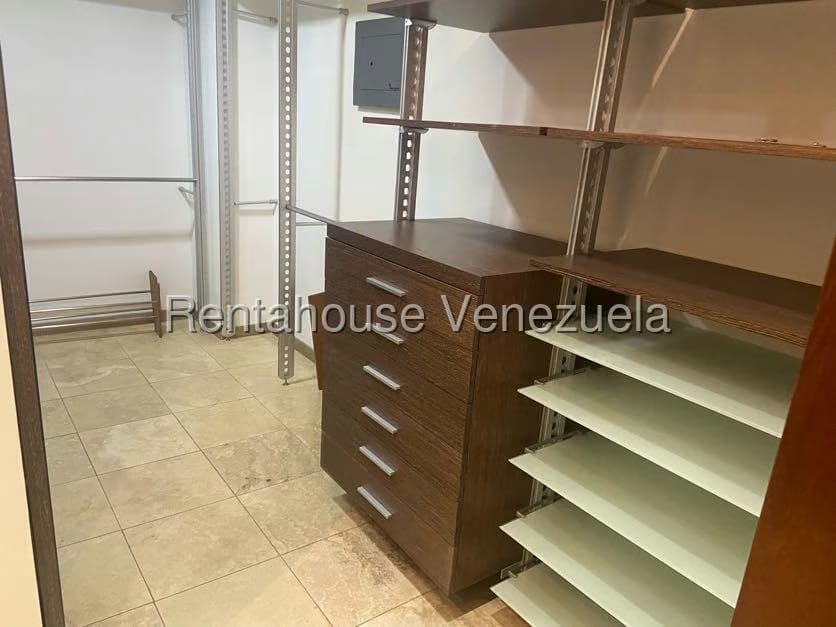 Apartamento (1 Nivel) en Alquiler en Lomas de Las Mercedes, Distrito Metropolitano - 17