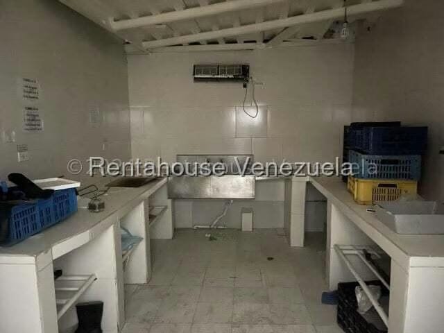 Comercial (Galpon - Deposito) en Alquiler en Los Cortijos de Lourdes, Distrito Metropolitano - 3