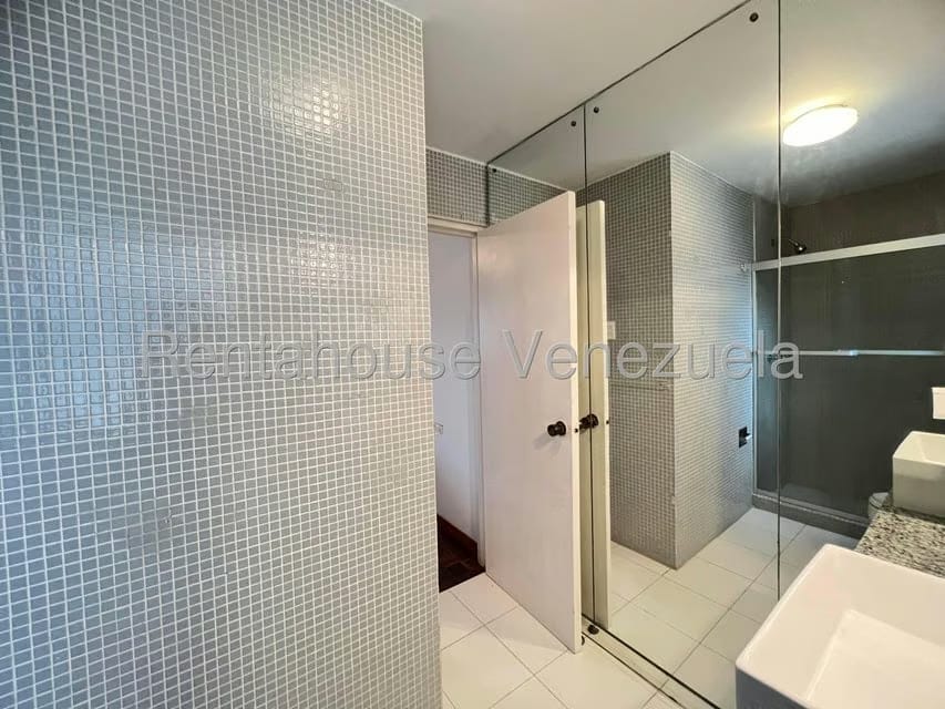 Apartamento (1 Nivel) en Alquiler en Colinas de Bello Monte, Distrito Metropolitano - 16