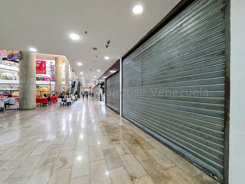 Comercial (Local Comercial) en Alquiler en Los Dos Caminos, Distrito Metropolitano - 3