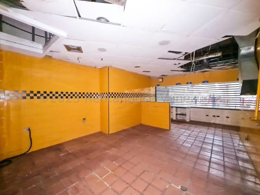 Comercial (Local Comercial) en Alquiler en Los Dos Caminos, Distrito Metropolitano - 4