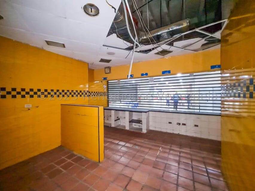 Comercial (Local Comercial) en Alquiler en Los Dos Caminos, Distrito Metropolitano - 5