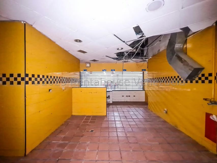 Comercial (Local Comercial) en Alquiler en Los Dos Caminos, Distrito Metropolitano - 8