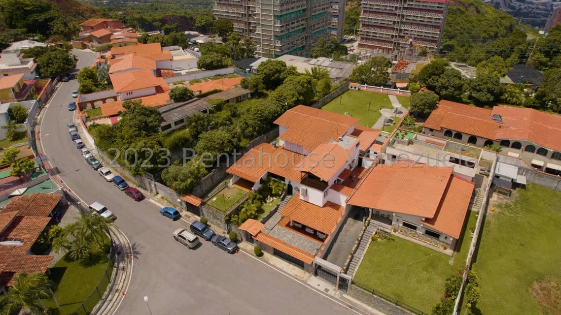 Casa (Duplex) en Venta en Cumbres de Curumo, Distrito Metropolitano - 2