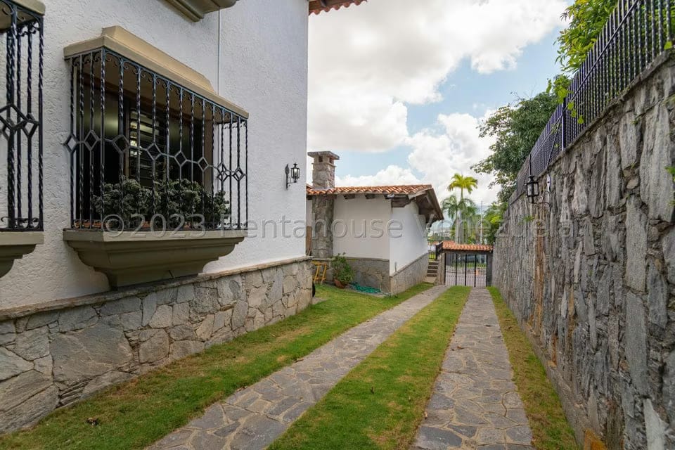 Casa (Duplex) en Venta en Cumbres de Curumo, Distrito Metropolitano - 35