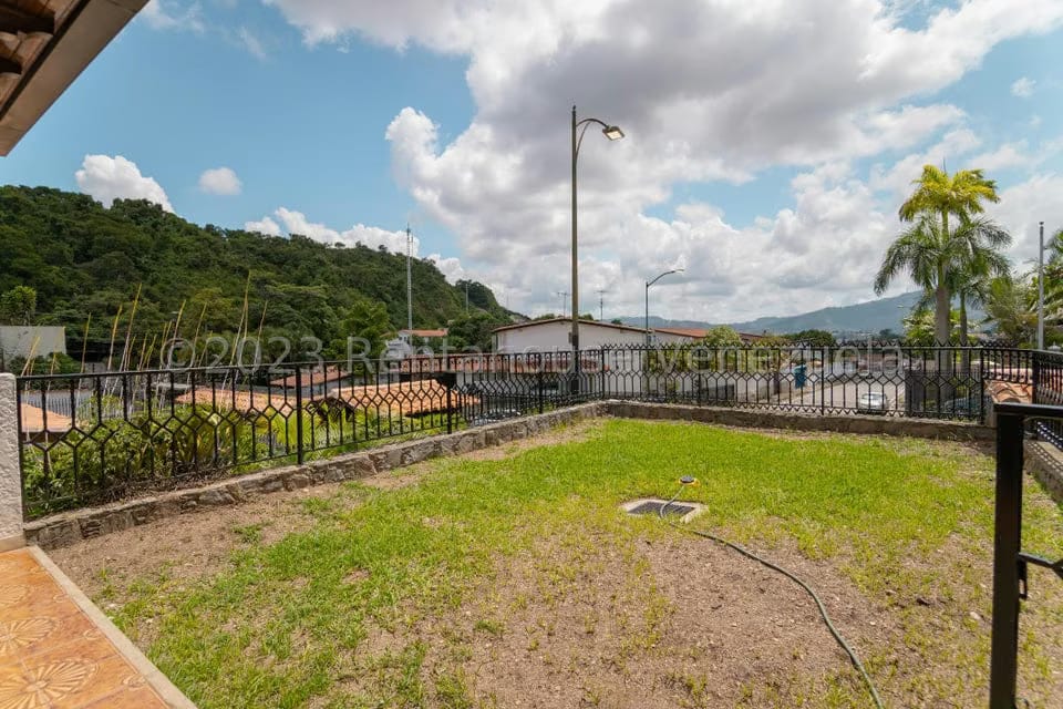 Casa (Duplex) en Venta en Cumbres de Curumo, Distrito Metropolitano - 40