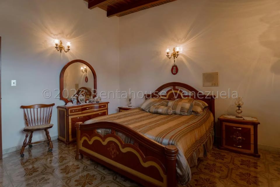 Casa (Duplex) en Venta en Cumbres de Curumo, Distrito Metropolitano - 50