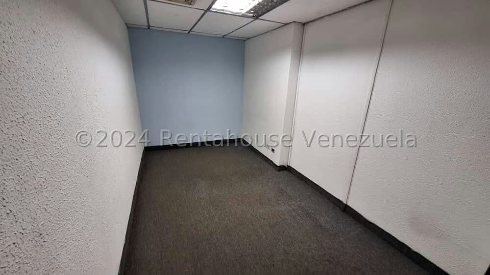 Comercial (Local Comercial) en Alquiler en La Urbina, Distrito Metropolitano - 28