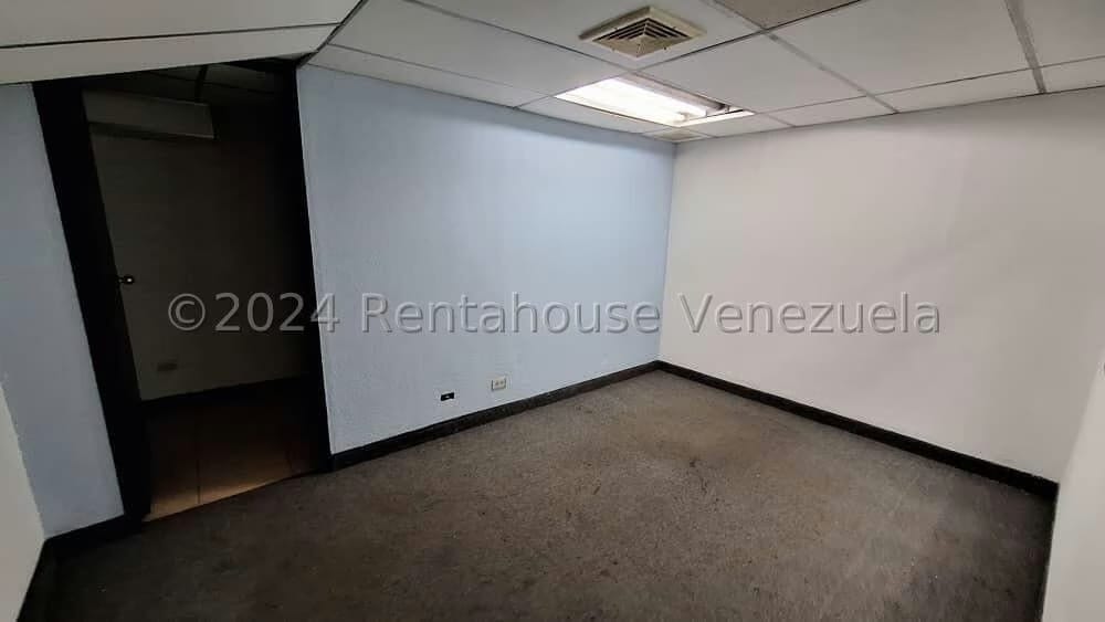 Comercial (Local Comercial) en Alquiler en La Urbina, Distrito Metropolitano - 32