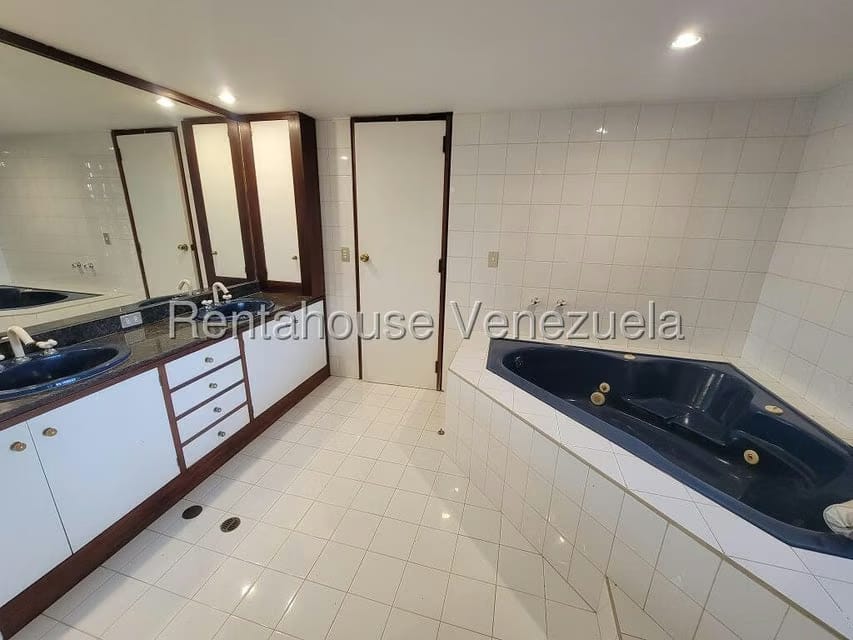 Casa (Multipes Niveles) en Alquiler en Colinas del Tamanaco, Distrito Metropolitano - 15