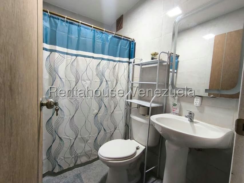 Apartamento (1 Nivel) en Alquiler en Colinas de La Tahona, Distrito Metropolitano - 15