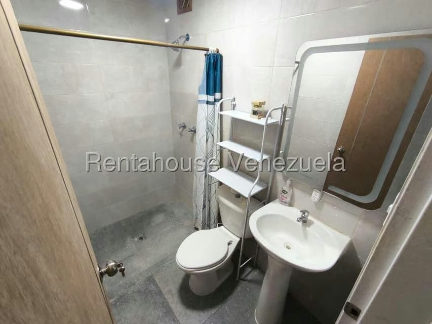 Apartamento (1 Nivel) en Alquiler en Colinas de La Tahona, Distrito Metropolitano - 16