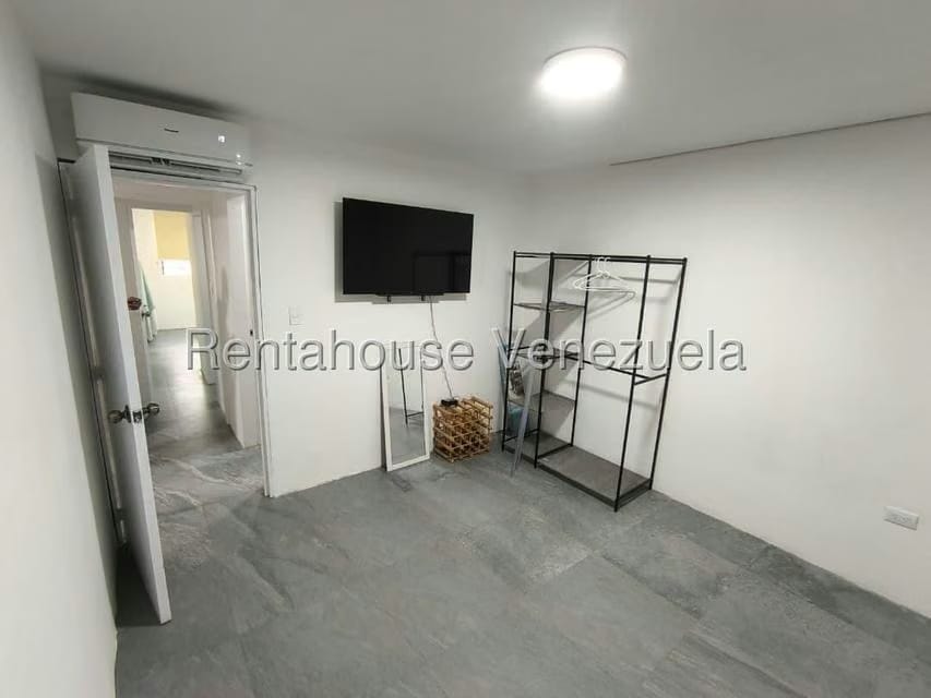 Apartamento (1 Nivel) en Alquiler en Colinas de La Tahona, Distrito Metropolitano - 18