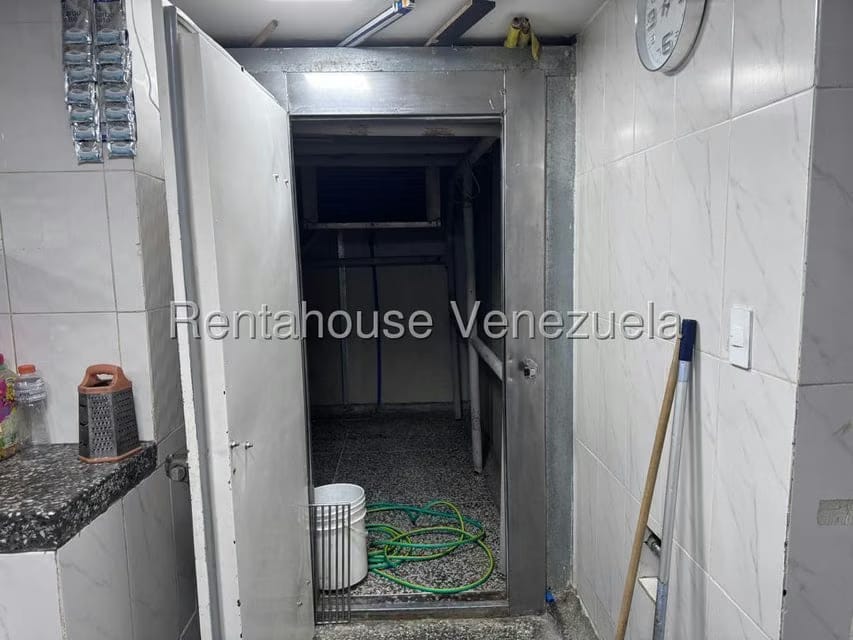 Comercial (Local Comercial) en Alquiler en El Valle, Distrito Metropolitano - 14