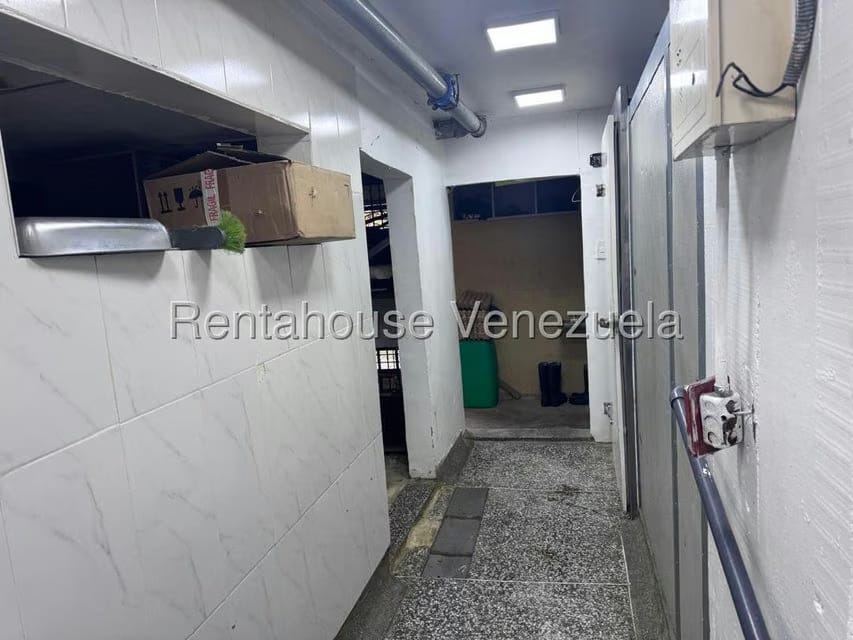 Comercial (Local Comercial) en Alquiler en El Valle, Distrito Metropolitano - 17