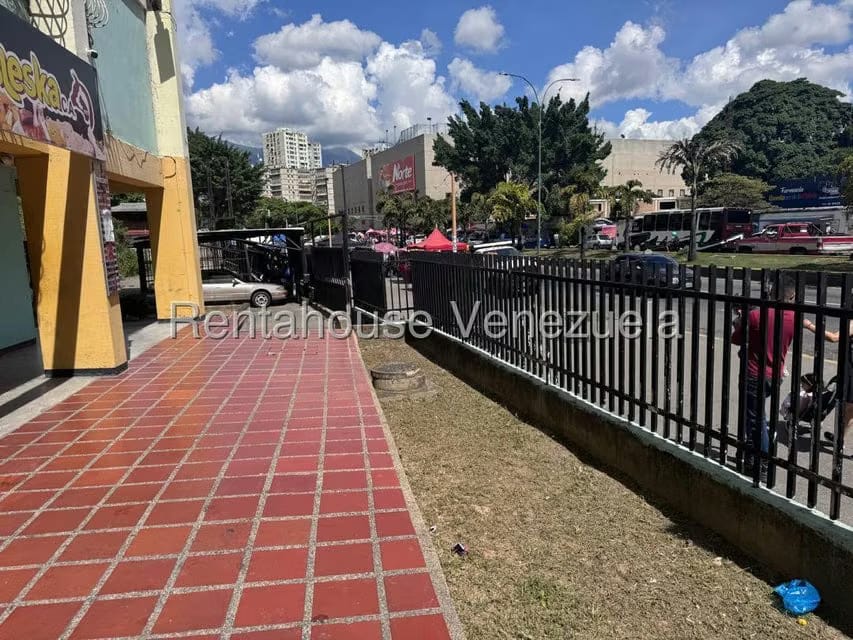 Comercial (Local Comercial) en Alquiler en El Valle, Distrito Metropolitano - 4