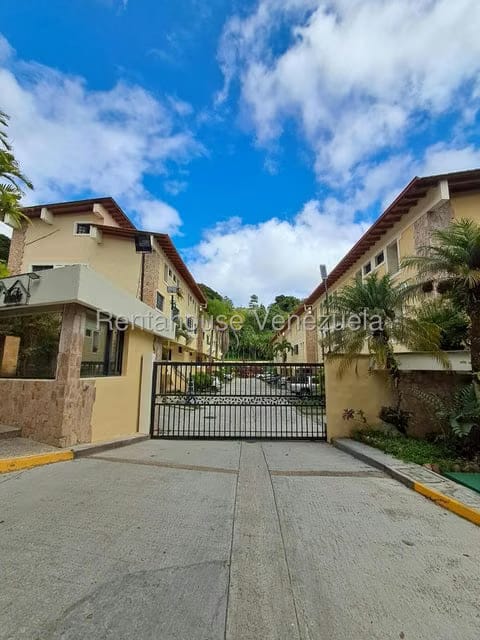 Townhouse (Multiples Niveles) en Venta en Parque Oripoto, Distrito Metropolitano - 2