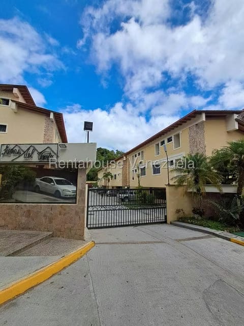 Townhouse (Multiples Niveles) en Venta en Parque Oripoto, Distrito Metropolitano - 3