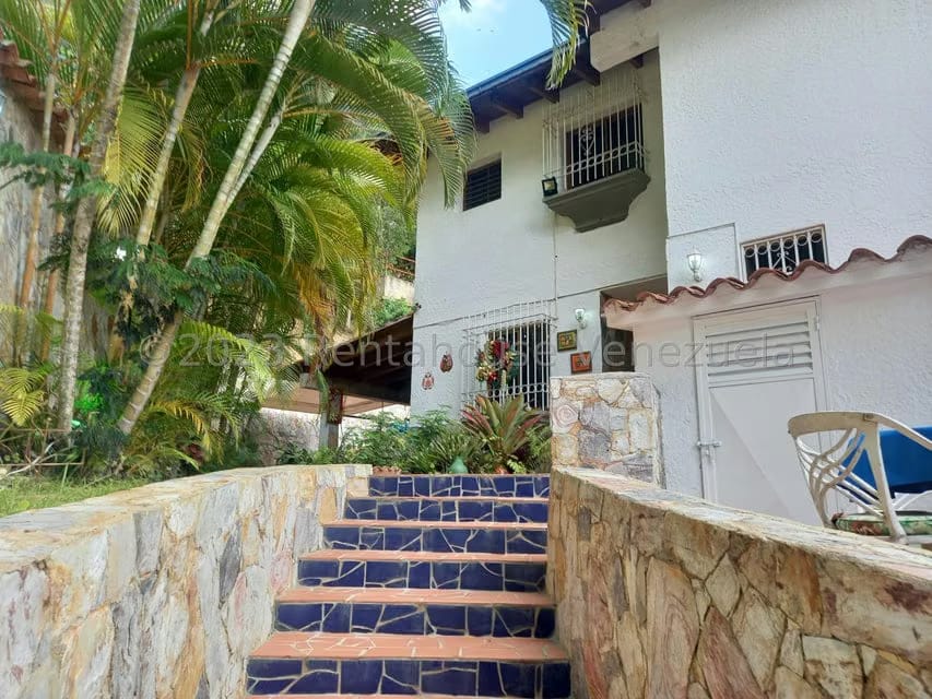 Casa (Duplex) en Venta en Lomas de Prados del Este, Distrito Metropolitano - 2