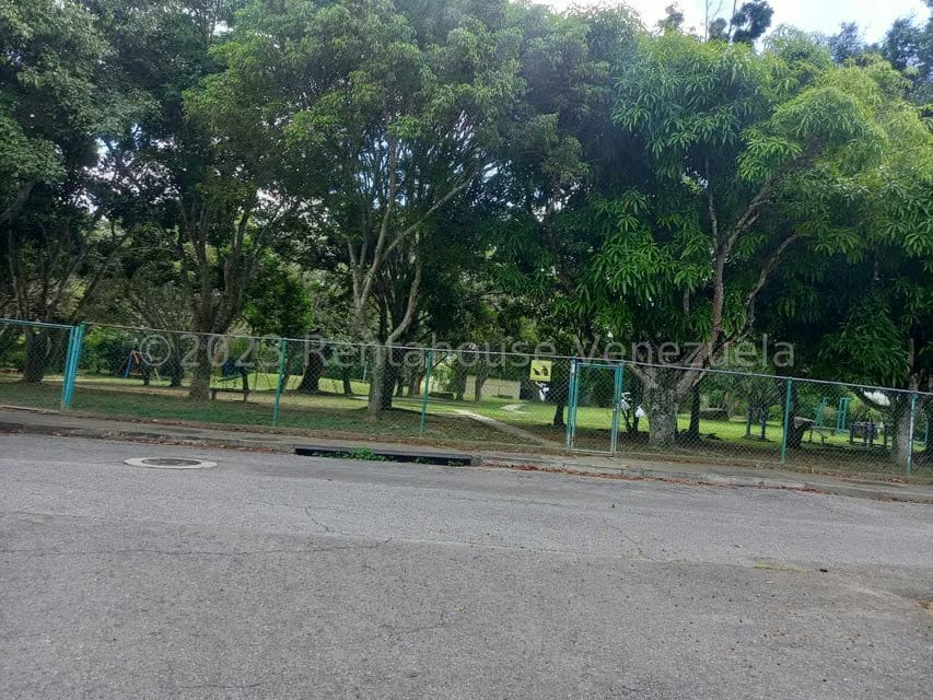 Casa (Duplex) en Venta en Lomas de Prados del Este, Distrito Metropolitano - 37