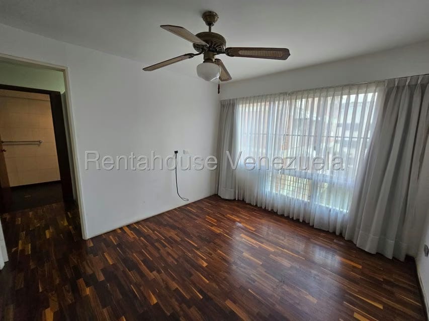 Apartamento (1 Nivel) en Venta en Cumbres de Curumo, Distrito Metropolitano - 24
