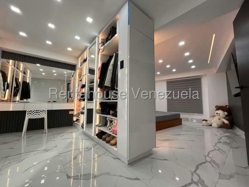 Apartamento (Duplex) en Venta en El Cigarral, Distrito Metropolitano - 44