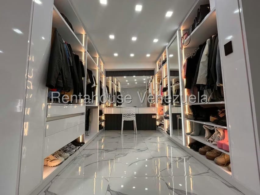 Apartamento (Duplex) en Venta en El Cigarral, Distrito Metropolitano - 45