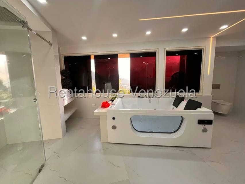 Apartamento (Duplex) en Venta en El Cigarral, Distrito Metropolitano - 48