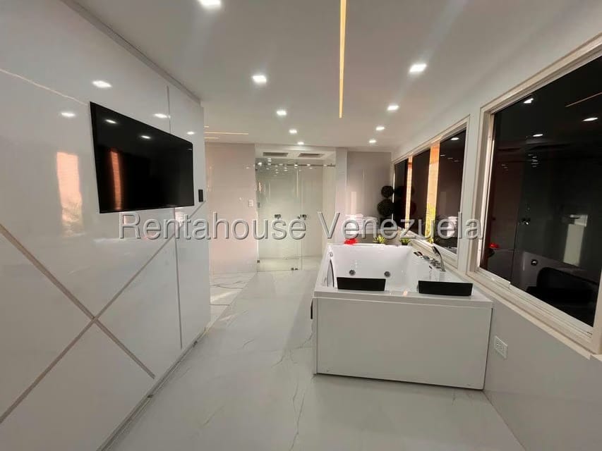 Apartamento (Duplex) en Venta en El Cigarral, Distrito Metropolitano - 51
