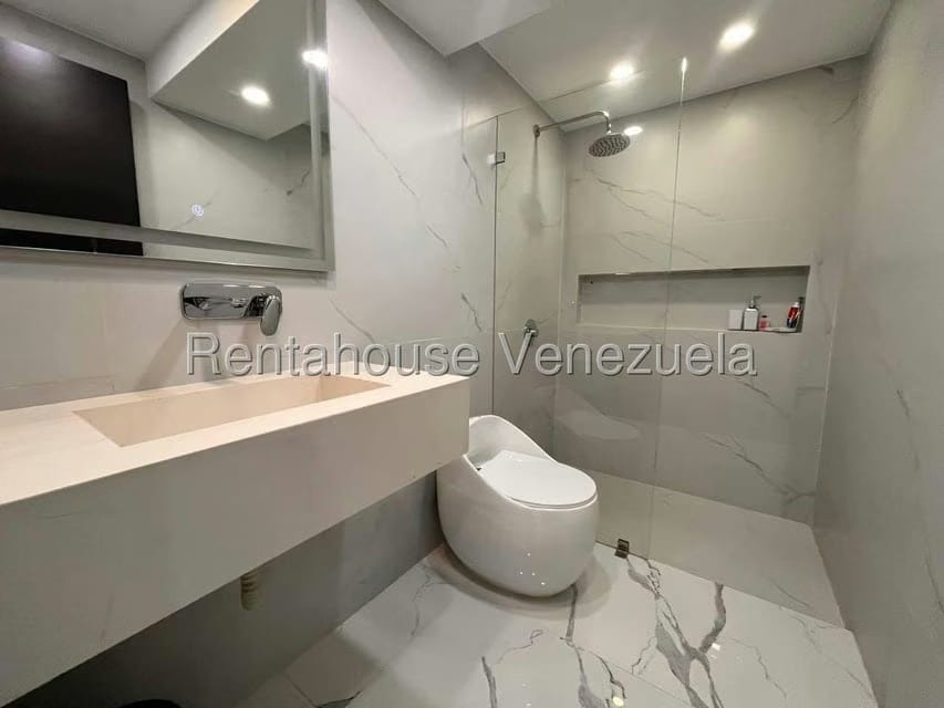 Apartamento (Duplex) en Venta en El Cigarral, Distrito Metropolitano - 56
