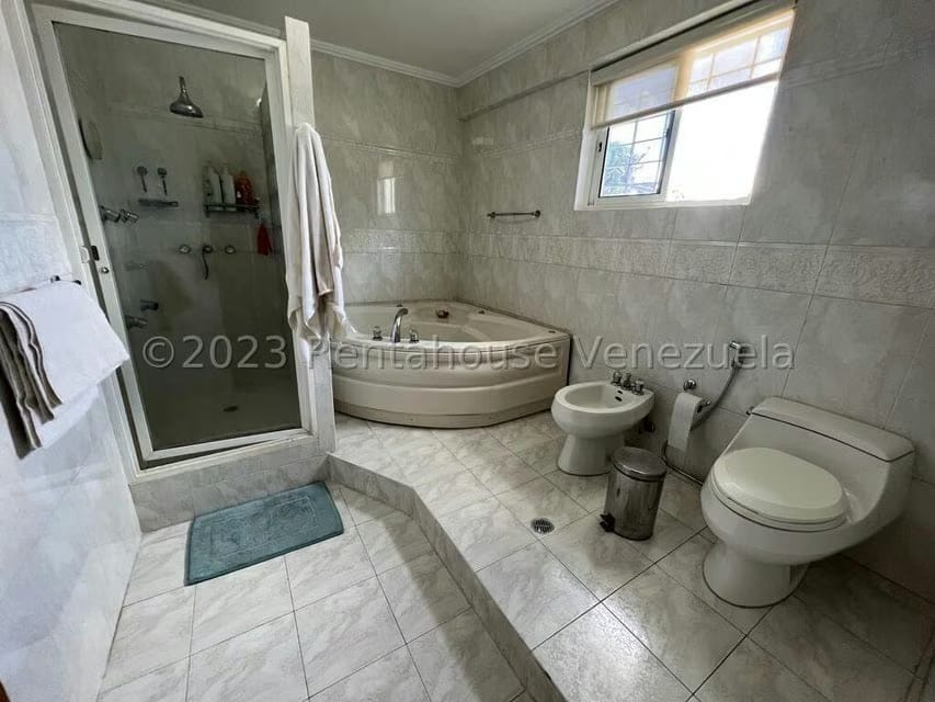 Casa (1 Nivel) en Venta en Prados del Este, Distrito Metropolitano - 14