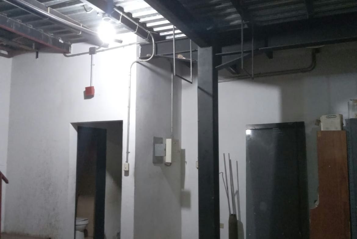 LOCAL COMERCIAL AV FUERZAS ARMADAS - 3