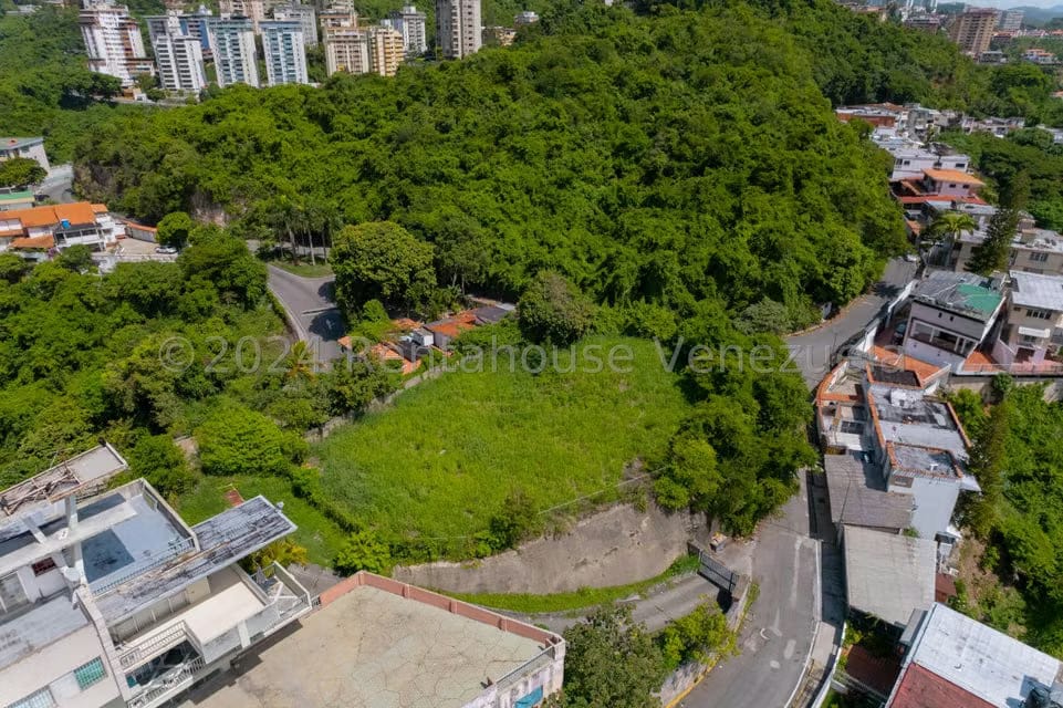 Terreno (Comercial) en Venta en Colinas de Los Chaguaramos, Distrito Metropolitano - 4