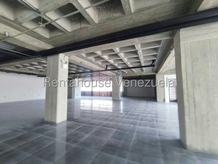 Comercial (Local Comercial) en Alquiler en La Urbina, Distrito Metropolitano - 4