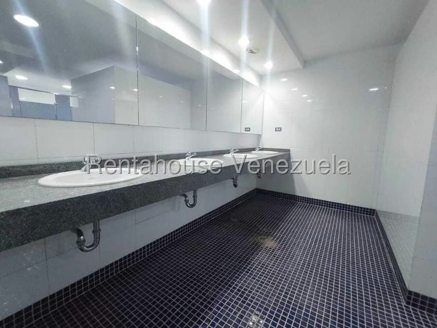 Comercial (Local Comercial) en Alquiler en La Urbina, Distrito Metropolitano - 8