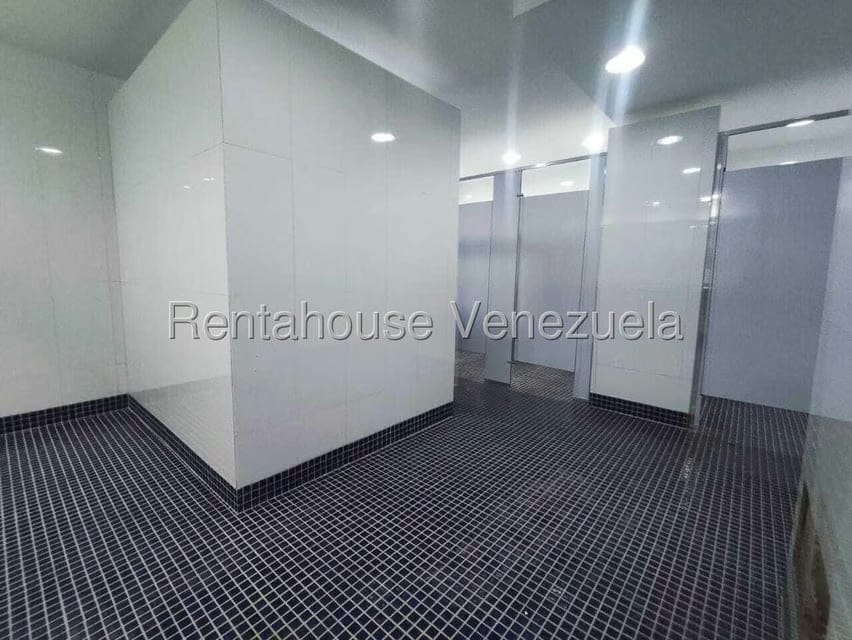 Comercial (Local Comercial) en Alquiler en La Urbina, Distrito Metropolitano - 9