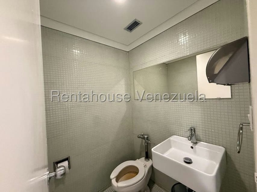 Comercial (Local Comercial) en Venta en La Lagunita Country Club, Distrito Metropolitano - 28