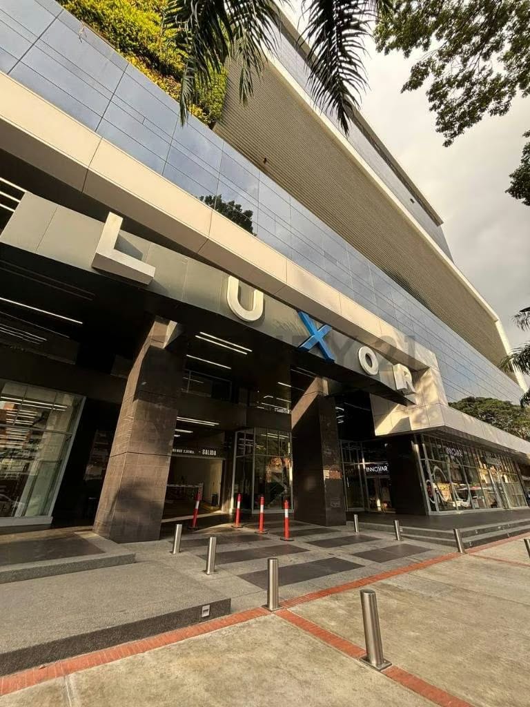 VENTA DE OFICINAS (OBRA GRIS) EN TORRE LUXOR. LAS MERCEDES, CARACAS.