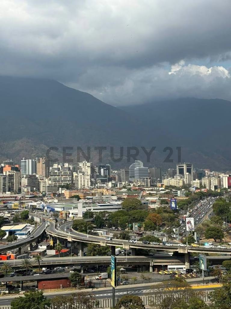 VENTA DE OFICINAS (OBRA GRIS) EN TORRE LUXOR. LAS MERCEDES, CARACAS. - 4