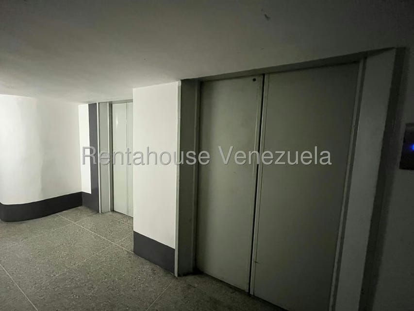 Comercial (Local Comercial) en Alquiler en La Urbina, Distrito Metropolitano - 3