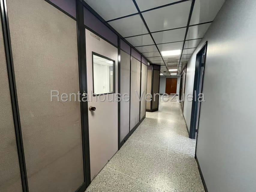 Comercial (Local Comercial) en Alquiler en La Urbina, Distrito Metropolitano - 8