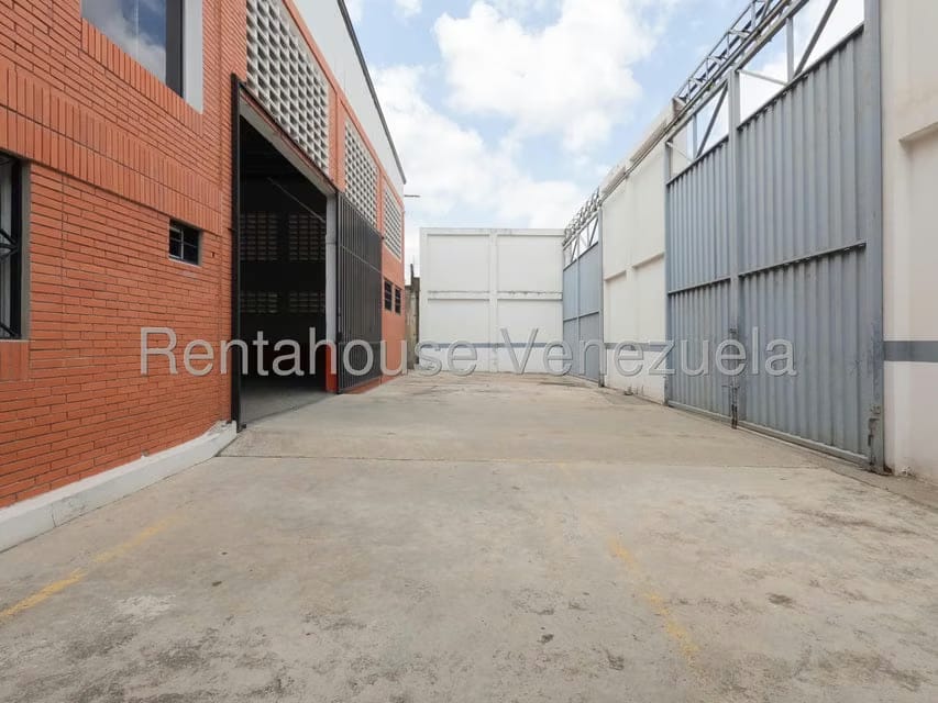 Comercial (Galpon - Deposito) en Alquiler en Zona Industrial 1, Lara - 2