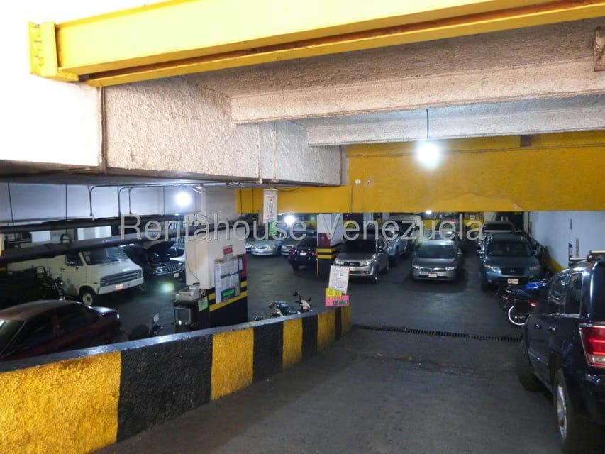 Comercial (Edificio) en Venta en Parroquia Catedral, Distrito Metropolitano - 2