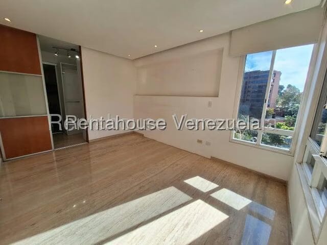 Apartamento (1 Nivel) en Alquiler en Colinas de La Tahona, Distrito Metropolitano - 12